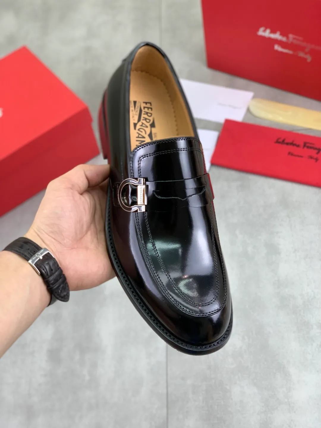 Men's Men's Shoes 💰P562💰[New Style] Water-dyed Niuli 🆘[Salvatore Ferragamo] Ferragamo's latest casual business leather shoes for men! Listed simultaneously! The fabric is made of specially imported original open-edge beaded calfskin, and the interior is made of imported water-dyed cowhide. It is absolutely luxurious and leads the fashion trend. Matching code: 38-44 (45 and 46 can be customized) Black, brown and burgundy colors available